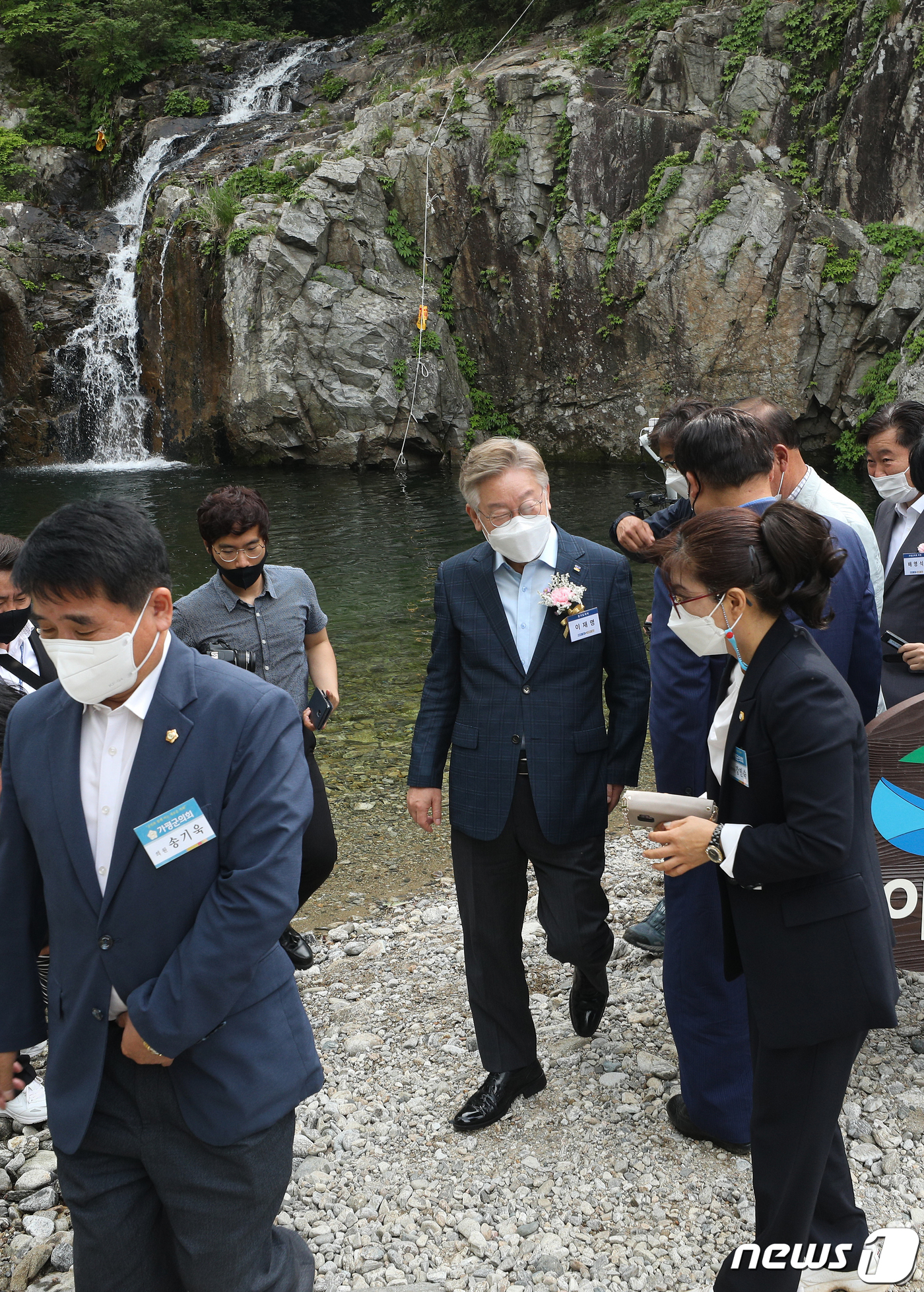 (가평=뉴스1) 신웅수 기자 = 이재명 경기도지사가 26일 오후 경기 가평군 용소폭포에서 열린 경기도 청정계곡 생활 SOC 준공식에서 불법 시설물이 철거된 계곡을 살펴보고 있다.이 …