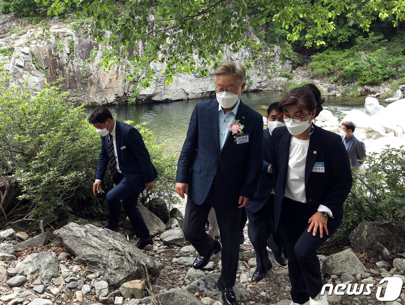 (가평=뉴스1) 신웅수 기자 = 이재명 경기도지사가 26일 오후 경기 가평군 용소폭포에서 열린 경기도 청정계곡 생활 SOC 준공식에서 불법 시설물이 철거된 계곡을 살펴보고 있다.이 …