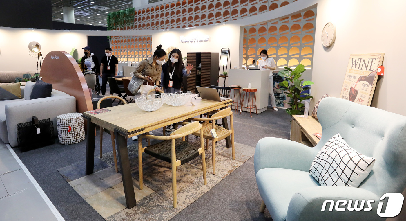(서울=뉴스1) 박지혜 기자 = 26일 서울 강남구 삼성동 코엑스에서 열린 서울리빙디자인페어에서 관람객들이 전시 부스를 둘러보고 있다.국내 최대 규모 한국 리빙 디자인 산업의 활성 …