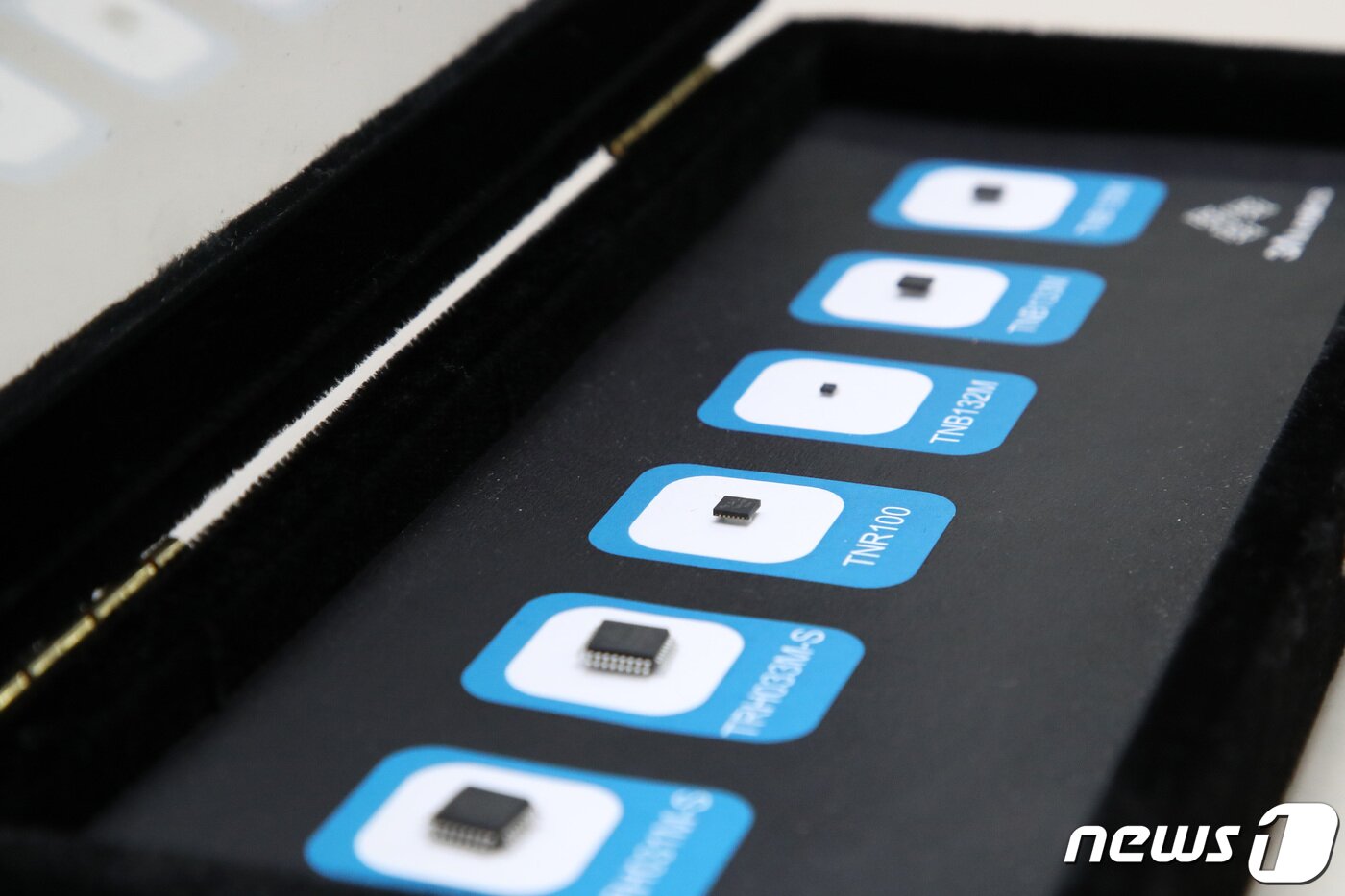 본문 이미지 - 쓰리에이로직스가 개발한 NFC 칩 제품들. 2021.5.26/뉴스1 ⓒ News1 조태형 기자