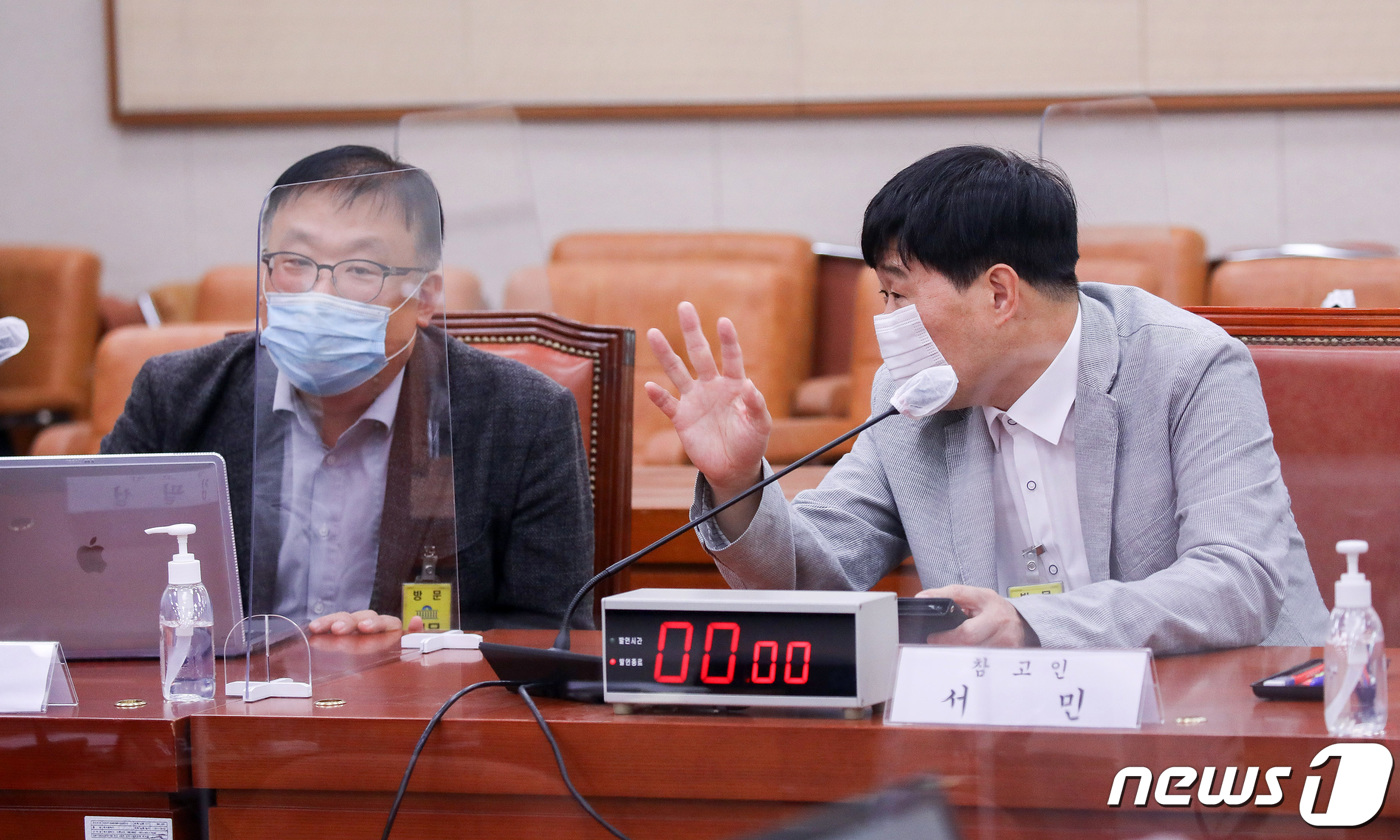 (서울=뉴스1) 구윤성 기자 = 26일 오후 서울 여의도 국회에서 열린 김오수 검찰총장 후보자에 대한 인사청문회에 참고인으로 출석한 '조국 흑서'의 저자 서민 단국대 교수(오른쪽) …