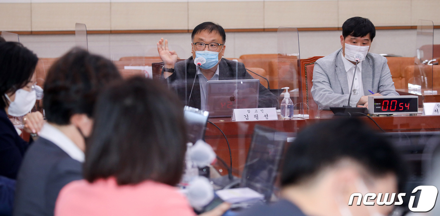 (서울=뉴스1) 구윤성 기자 = 26일 오후 서울 여의도 국회에서 열린 김오수 검찰총장 후보자에 대한 인사청문회에 참고인으로 출석한 김필성 법무법인 가로수 변호사가 의원들의 질의에 …