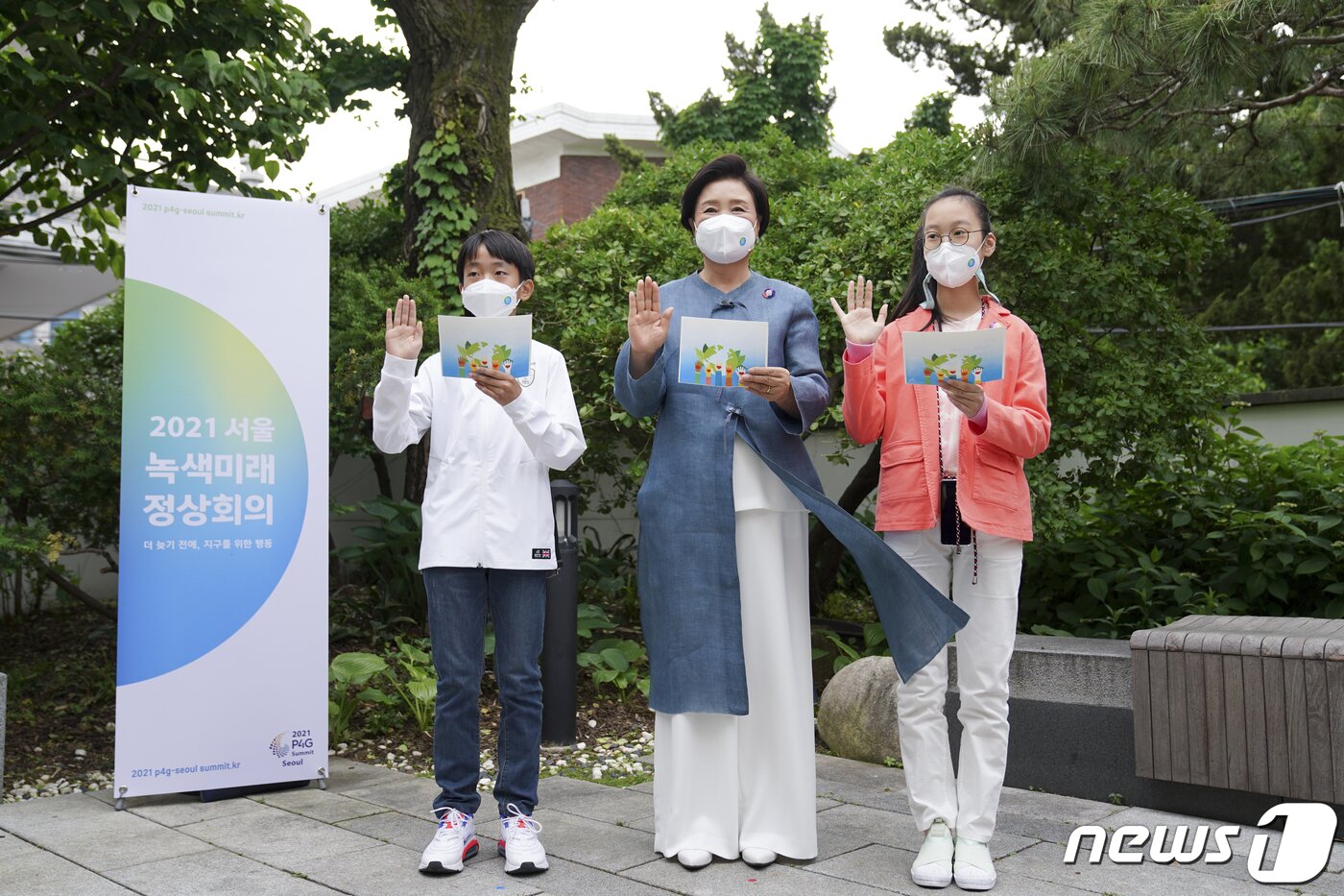 본문 이미지 - 문재인 대통령의 부인 김정숙 여사가 26일 오후 서울 종로구 대림미술관에서 열린 2021 P4G 특별기획 전시회 '기묘한 통의 만물상'전을 찾아 어린이들과 '기후 행동 나가자' 선언문을 낭독하고 있다. 2021.5.26/뉴스1 ⓒ News1 이광호 기자