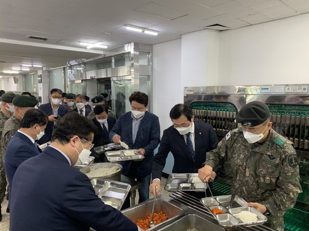 본문 이미지 - 민홍철 국회 국방위원장과 기동민 더불어민주당 국방위원회 간사 등 소속 위원들이 지난 26일 충남 논산 육군훈련소를 방문해 장병 급식 실태를 점검하고 있다. (기동민 의원실 제공) ⓒ News1