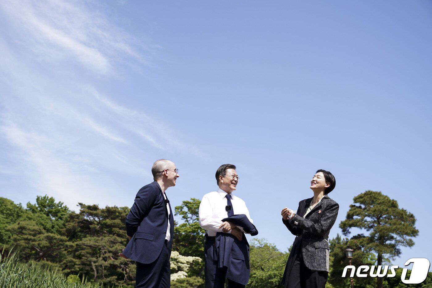 본문 이미지 - 문재인 대통령이 지난 12일 청와대에서 배우 박진희, 방송인 타일러 라쉬와 P4G 정상회의 특별 대담을 하고 있다. 문 대통령은 대담에서 P4G 서울 정상회의 및 탄소중립, 식량안보 및 기후변화, 제로웨이스트 실천 노력 등을 주제로 지구를 위한 대화를 나눴다.(청와대 제공)2021.5.27/뉴스1