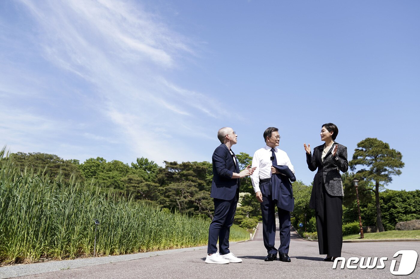 본문 이미지 - 문재인 대통령이 지난 12일 청와대에서 배우 박진희, 방송인 타일러 라쉬와 P4G 정상회의 특별 대담을 하고 있다. 문 대통령은 대담에서 P4G 서울 정상회의 및 탄소중립, 식량안보 및 기후변화, 제로웨이스트 실천 노력 등을 주제로 지구를 위한 대화를 나눴다.(청와대 제공)2021.5.27/뉴스1