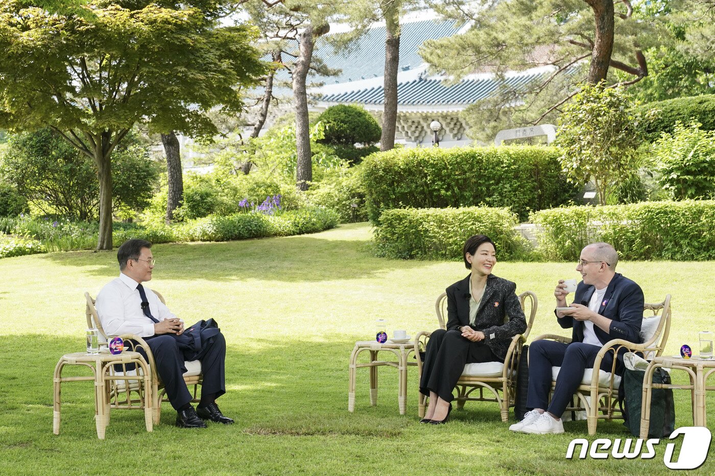 본문 이미지 - 문재인 대통령이 지난 12일 청와대에서 배우 박진희, 방송인 타일러 라쉬와 P4G 정상회의 특별 대담을 하고 있다. 문 대통령은 대담에서 P4G 서울 정상회의 및 탄소중립, 식량안보 및 기후변화, 제로웨이스트 실천 노력 등을 주제로 지구를 위한 대화를 나눴다.(청와대 제공)2021.5.27/뉴스1