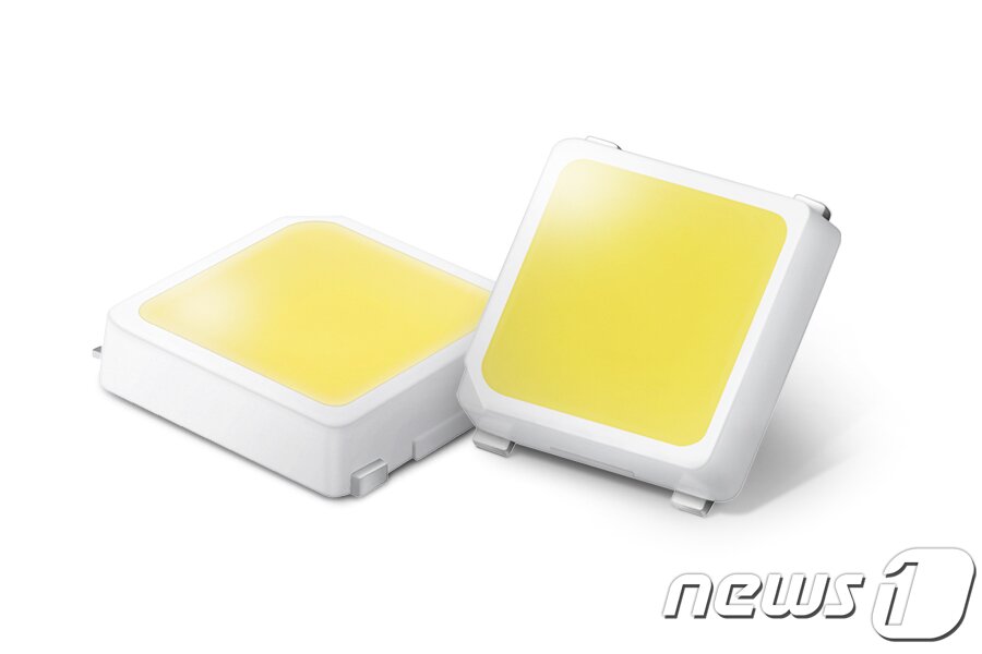 본문 이미지 - 삼성전자가 세계 최고 수준의 광효율에 색품질 혁신까지 더한 LED 패키지 LM301B EVO를 출시했다고 27일 밝혔다. LM301B EVO 패키지는 차별화된 기술력으로 백색 LED 광원의 광효율을 235 lm/W로 업계 최고 성능을 달성했다. 또 학교와 사무실, 높은 천장의 공장이나 창고 등 다양한 실내 환경에 최적화된 색품질을 구현했다. (삼성전자 제공) 2021.5.27/뉴스1