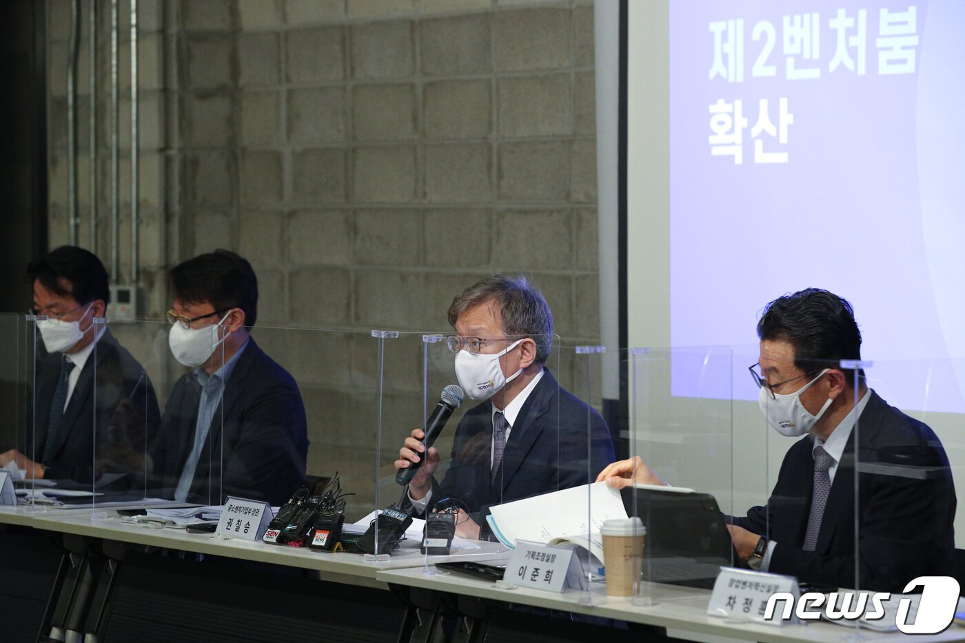 본문 이미지 - 권칠승 중소벤처기업부 장관이 27일 서울 강남구 마루180에서 열린 취임 100일 출입기자단 간담회에서 모두발언을 하고 있다. 2021.5.27/뉴스1 ⓒ News1 성동훈 기자