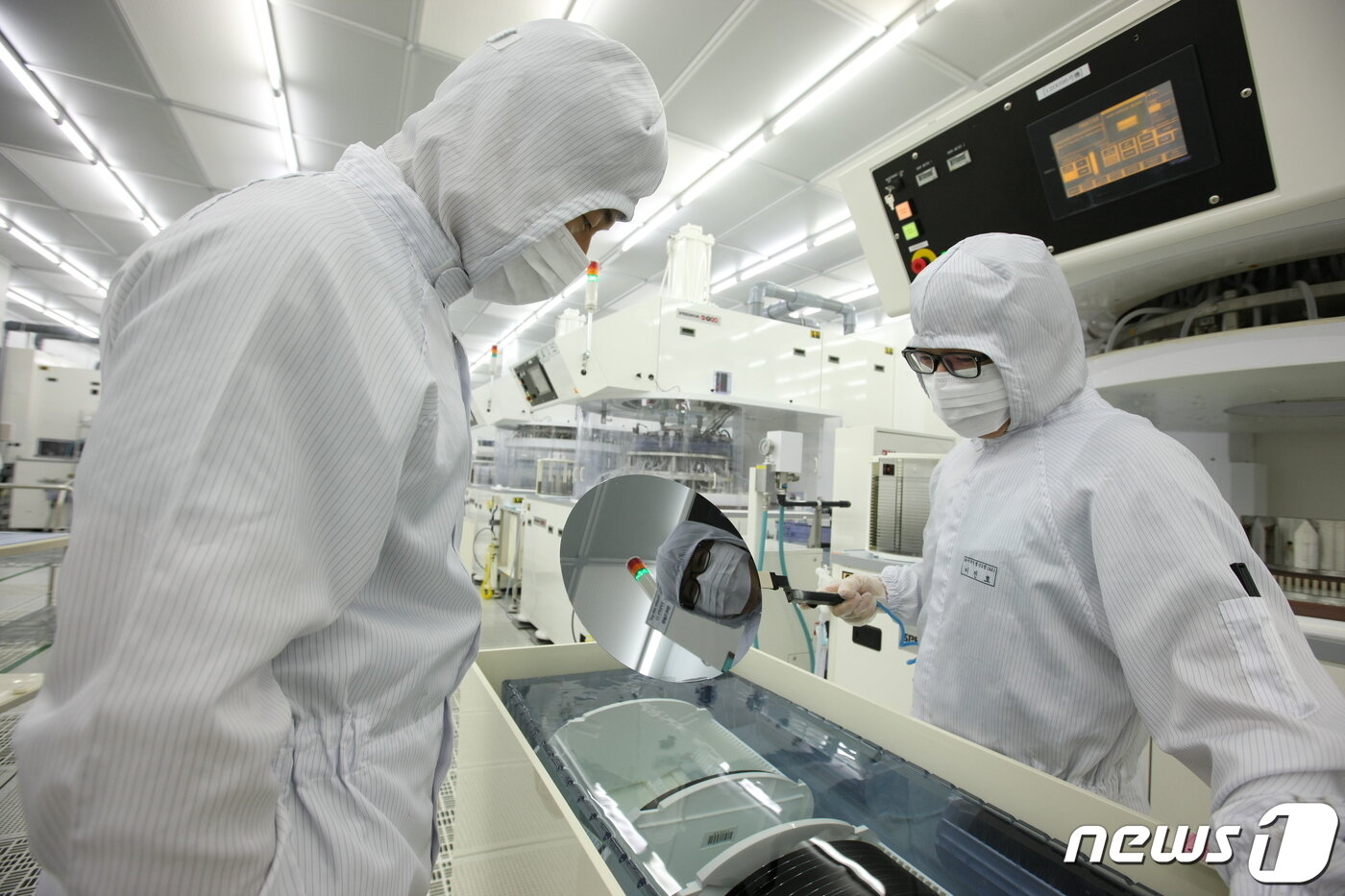 본문 이미지 - SK실트론의 반도체 웨이퍼 제조 현장 ⓒ 뉴스1