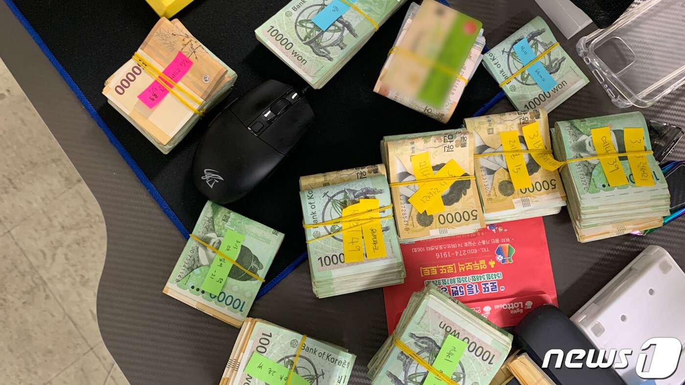 본문 이미지 - 경찰이 기업형 성매매알선 일당을 검거하는 과정에 압수한 현금. ⓒ 뉴스1