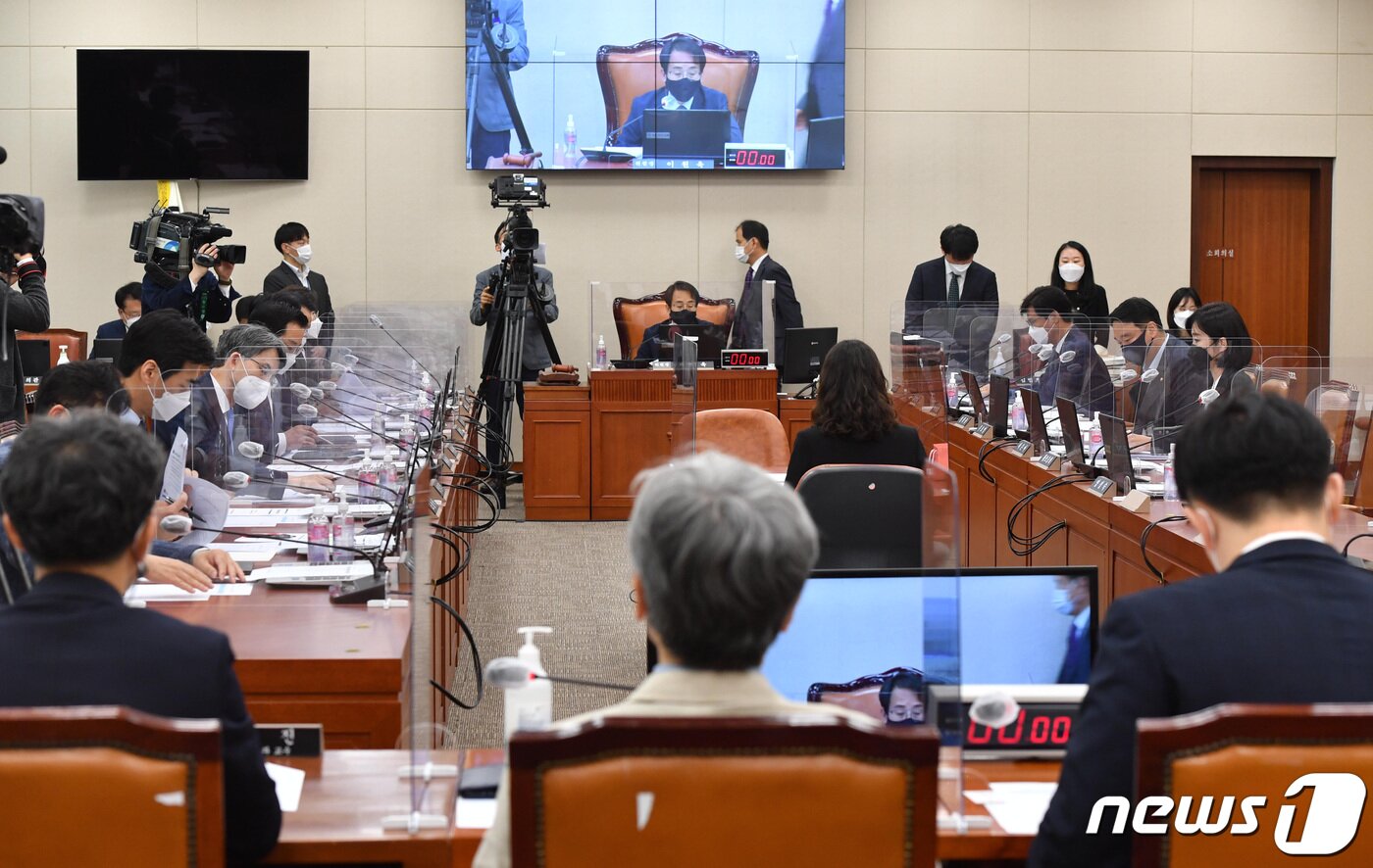 본문 이미지 - 27일 오후 서울 여의도 국회에서 열린 과학기술정보방송통신위원회 전체회의에서 최근 논쟁의 대상이 된 포털 뉴스 배열 알고리즘 문제를 논의하는 공청회가 진행되고 있다. ⓒ News1 구윤성 기자