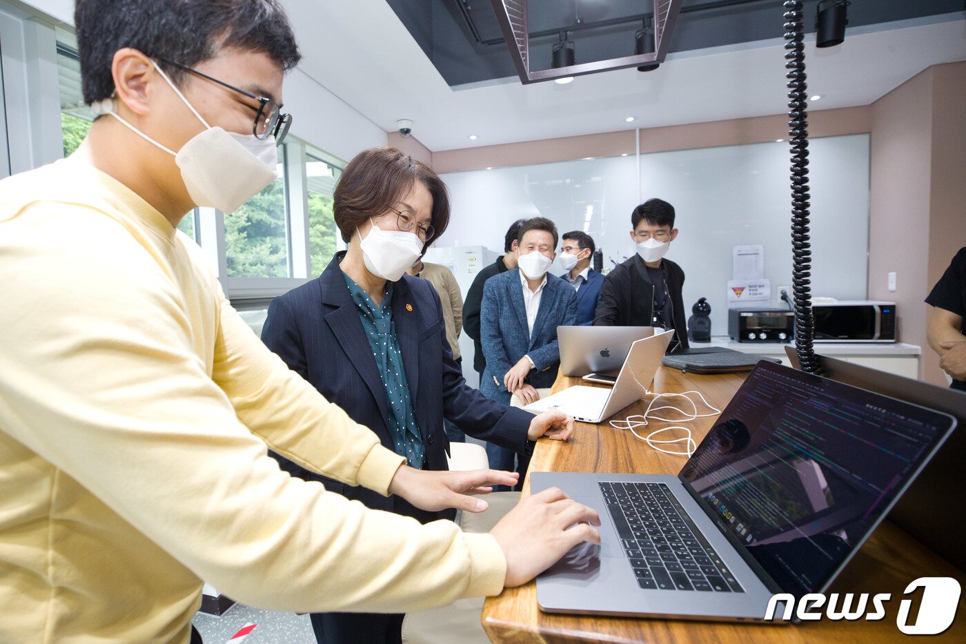 본문 이미지 - 임혜숙 과학기술정보통신부 장관이 27일 오전 서울 강남구 이노베이션 아카데미를 방문, 김남형 학생으로부터 '자바스프링으로 로그인 구현'에 대한 설명을 듣고 있다. (과학기술정보통신부 제공) 2021.5.27/뉴스1