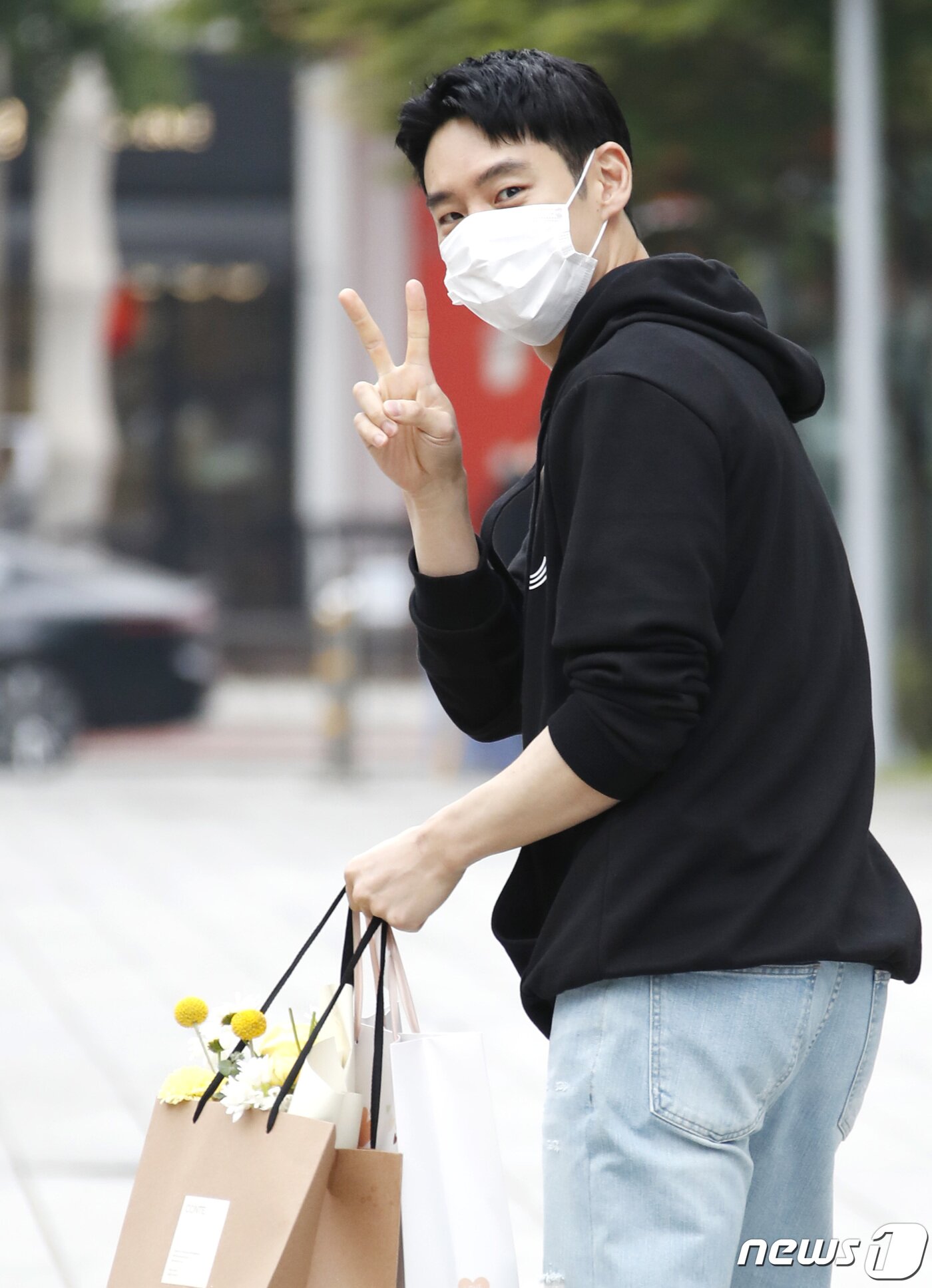 본문 이미지 - 배우 이제훈이 27일 오후 서울 양천구 목동 SBS에서 방송된 SBS 라디오 파워FM '두시탈출 컬투쇼'를 위해 방송국에 들어서며 브이를 그리고 있다. 2021.5.27/뉴스1 ⓒ News1 권현진 기자