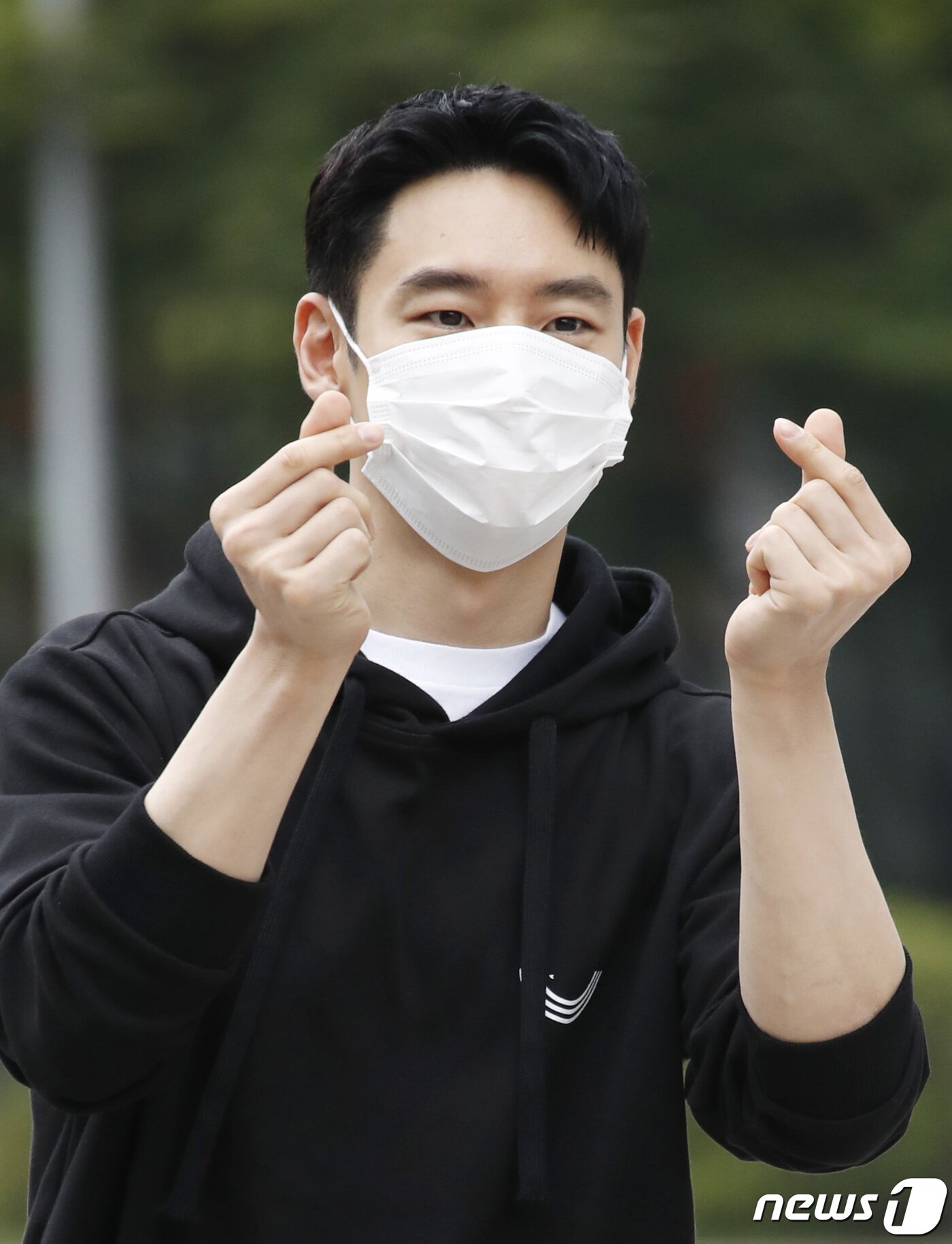 본문 이미지 - 배우 이제훈이 27일 오후 서울 양천구 목동 SBS에서 방송된 SBS 라디오 파워FM '두시탈출 컬투쇼'를 위해 방송국에 들어서며 하트를 그리고 있다. 2021.5.27/뉴스1 ⓒ News1 권현진 기자