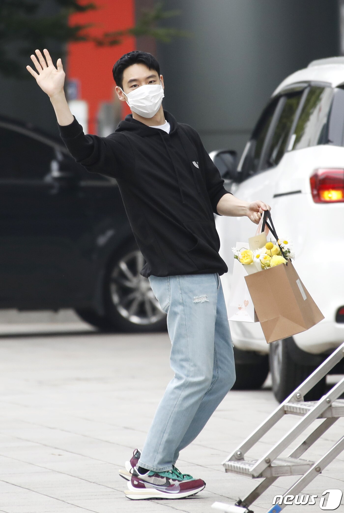 본문 이미지 - 배우 이제훈이 27일 오후 서울 양천구 목동 SBS에서 방송된 SBS 라디오 파워FM '두시탈출 컬투쇼'를 위해 방송국에 들어서며 다정한 인사를 하고 있다. 2021.5.27/뉴스1 ⓒ News1 권현진 기자