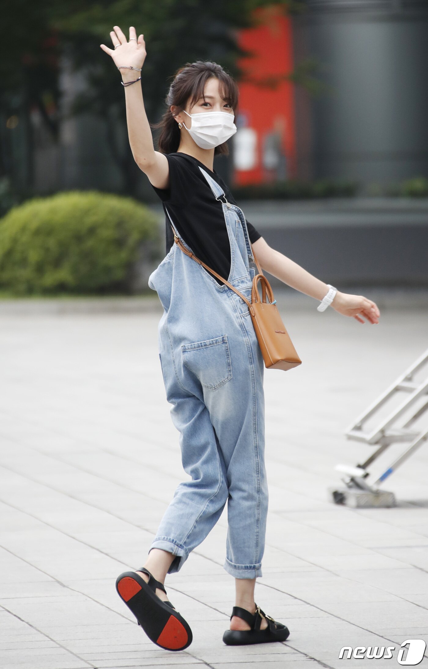 본문 이미지 - 배우 표예진이 27일 오후 서울 양천구 목동 SBS에서 방송된 SBS 라디오 파워FM '두시탈출 컬투쇼'를 위해 방송국에 들어서며 인사를 하고 있다. 2021.5.27/뉴스1 ⓒ News1 권현진 기자
