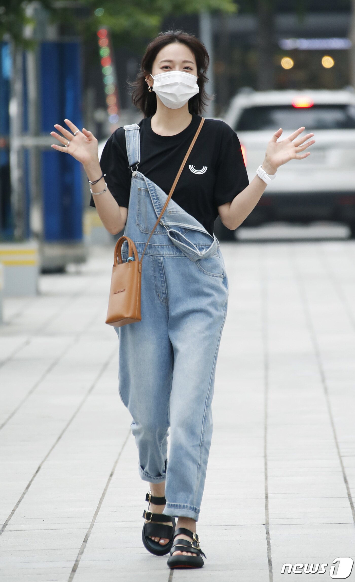 본문 이미지 - 배우 표예진이 27일 오후 서울 양천구 목동 SBS에서 방송된 SBS 라디오 파워FM '두시탈출 컬투쇼'를 위해 방송국에 들어서며 사랑스러운 인사를 하고 있다. 2021.5.27/뉴스1 ⓒ News1 권현진 기자