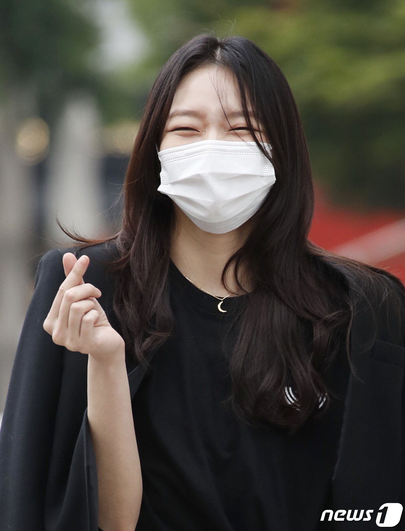 본문 이미지 - 배우 이솜이 27일 오후 서울 양천구 목동 SBS에서 방송된 SBS 라디오 파워FM '두시탈출 컬투쇼'를 위해 방송국에 들어서며 하트를 그리고 있다. 2021.5.27/뉴스1 ⓒ News1 권현진 기자