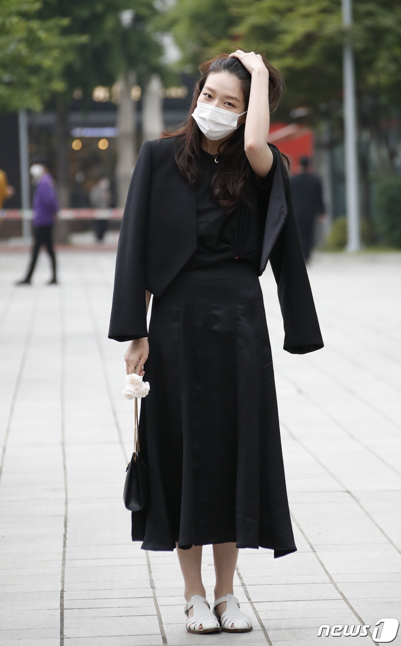 본문 이미지 - 배우 이솜이 27일 오후 서울 양천구 목동 SBS에서 방송된 SBS 라디오 파워FM '두시탈출 컬투쇼'를 위해 방송국에 들어서고 있다. 2021.5.27/뉴스1 ⓒ News1 권현진 기자