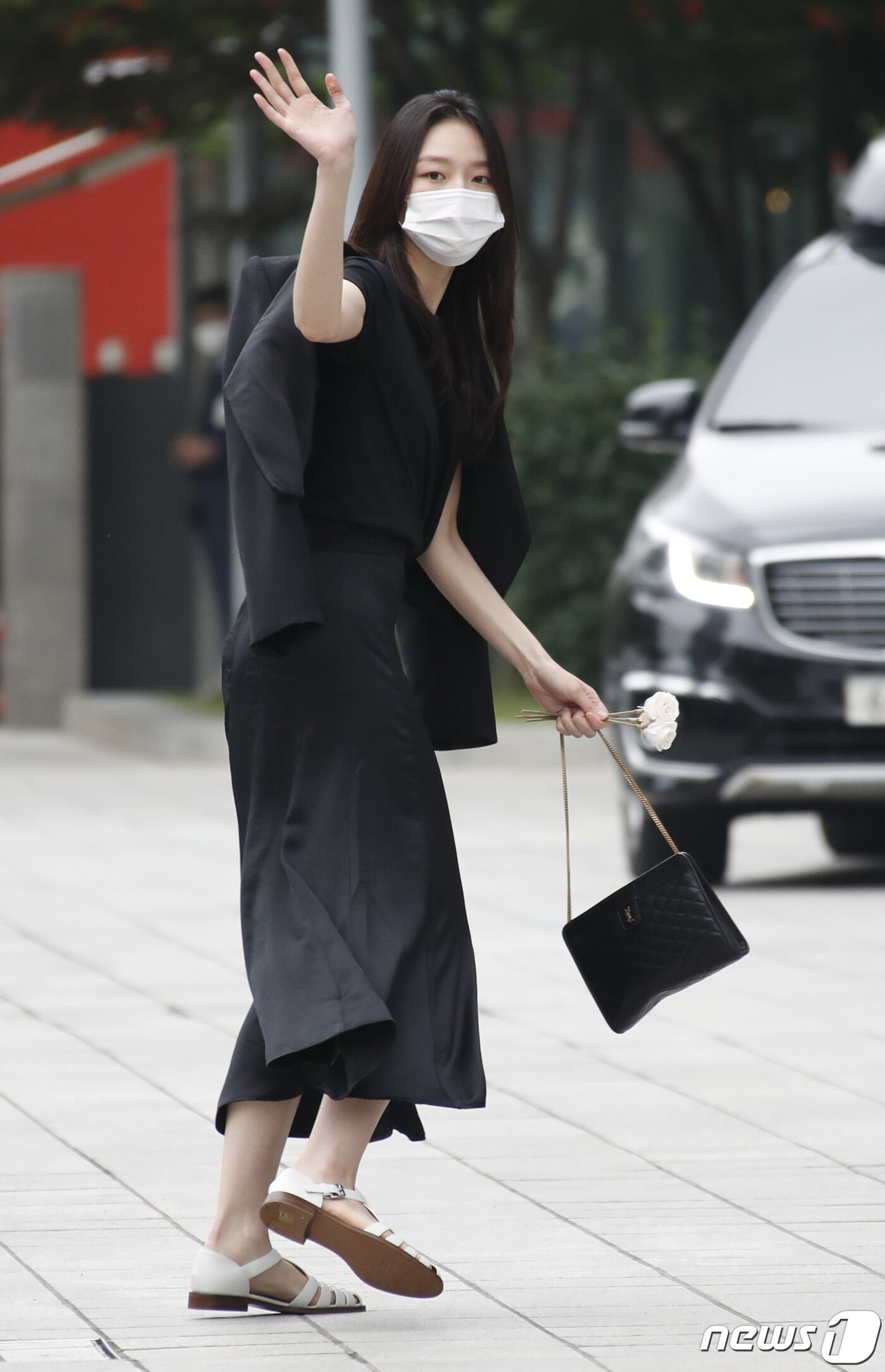 본문 이미지 - 배우 이솜이 27일 오후 서울 양천구 목동 SBS에서 방송된 SBS 라디오 파워FM '두시탈출 컬투쇼'를 위해 방송국에 들어서며 손인사를 하고 있다. 2021.5.27/뉴스1 ⓒ News1 권현진 기자