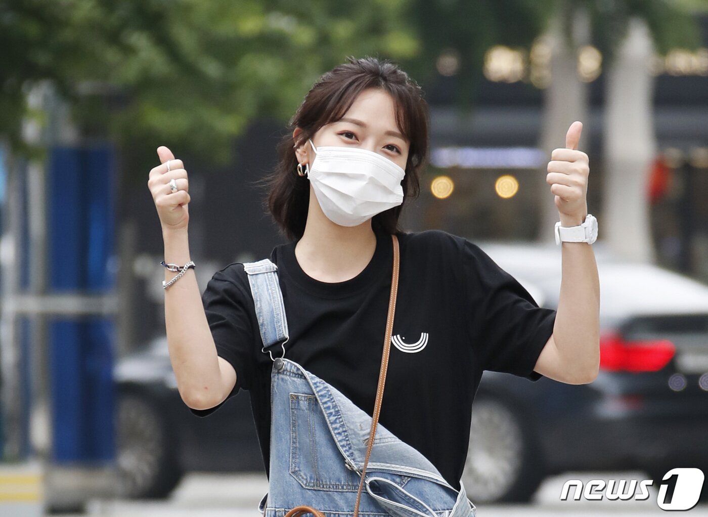 본문 이미지 - 배우 표예진이 27일 오후 서울 양천구 목동 SBS에서 방송된 SBS 라디오 파워FM '두시탈출 컬투쇼'를 위해 방송국에 들어서며 엄지를 치켜들고 있다. 2021.5.27/뉴스1 ⓒ News1 권현진 기자