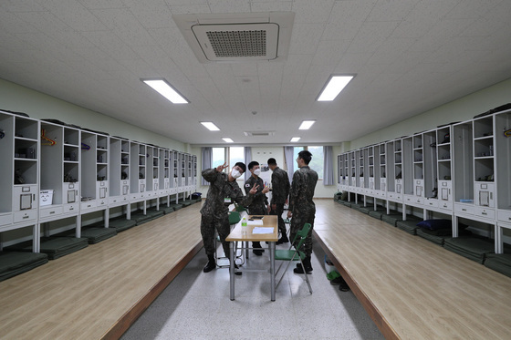 막사 리모델링에 병력동원·사비까지?…육군 공간력 사업, 사실은 이랬다