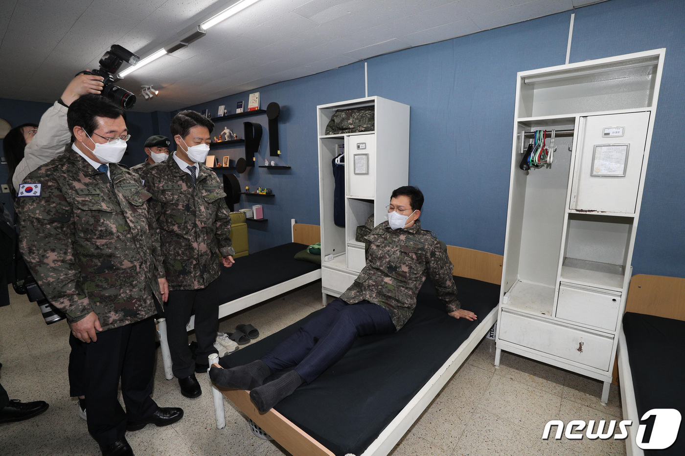 (서울=뉴스1) 국회사진취재단 = 송영길 더불어민주당 대표가 27일 오전 경기도 양주시 72사단 맹호여단을 방문해 장병 급식 등 생활여건 현장점검에서 일반 사병들의 생활관 개인 침 …