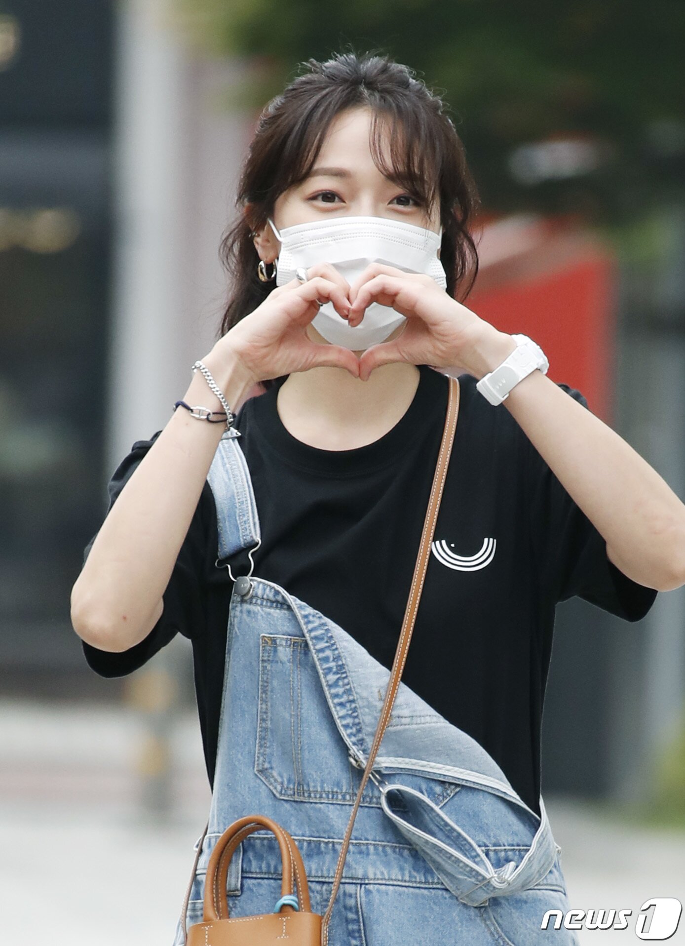 본문 이미지 - 배우 표예진이 27일 오후 서울 양천구 목동 SBS에서 방송된 SBS 라디오 파워FM '두시탈출 컬투쇼'를 위해 방송국에 들어서며  두 손을 모아 하트를 그리고 있다. 2021.5.27/뉴스1 ⓒ News1 권현진 기자