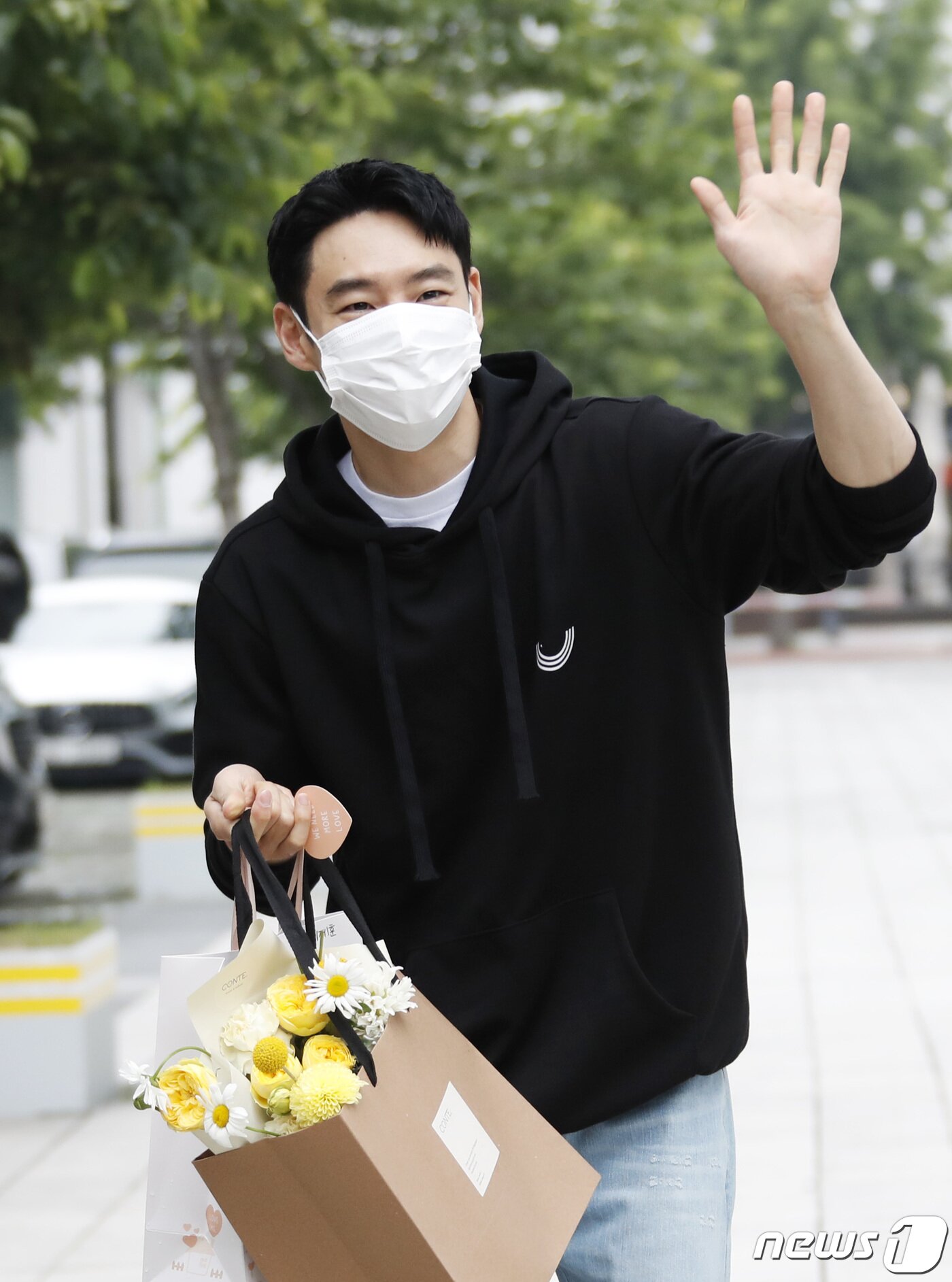 본문 이미지 - 배우 이제훈이 27일 오후 서울 양천구 목동 SBS에서 방송된 SBS 라디오 파워FM '두시탈출 컬투쇼'를 위해 방송국에 들어서며 인사를 하고 있다. 2021.5.27/뉴스1 ⓒ News1 권현진 기자