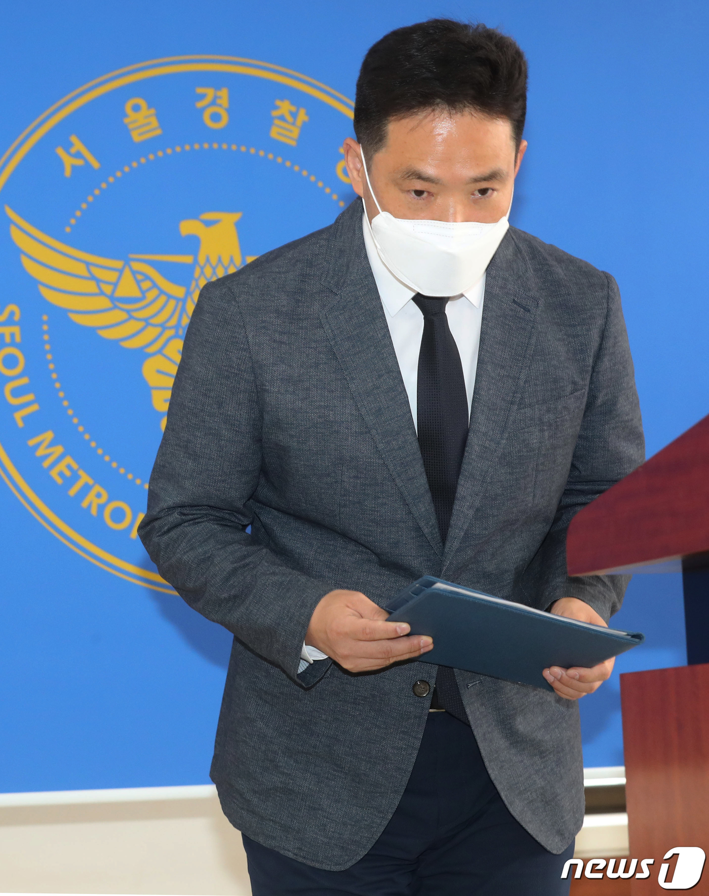 (서울=뉴스1) 오대일 기자 = 한원횡 서울경찰청 형사과장이 27일 서울 종로구 서울경찰청에서 한강 대학생 사망사고 중간 수사결과를 발표한 후 인사하고 있다. 2021.5.27/뉴 …