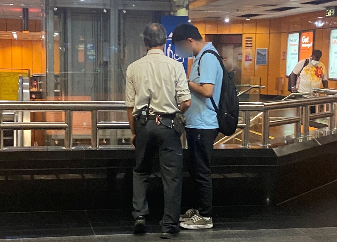 본문 이미지 - 이 남성은 직원이 오기 전 휴대전화에 있는 사진과 영상을 삭제했다. (트위터 cathariiine 갈무리) ⓒ 뉴스1