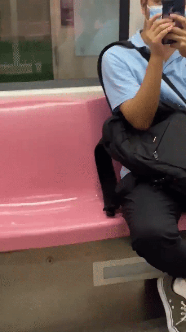 본문 이미지 - 이 여성은 남성의 휴대전화 위치와 그의 행동에 수상함을 느껴 경찰에 신고했다. (트위터 cathariiine 갈무리) ⓒ 뉴스1