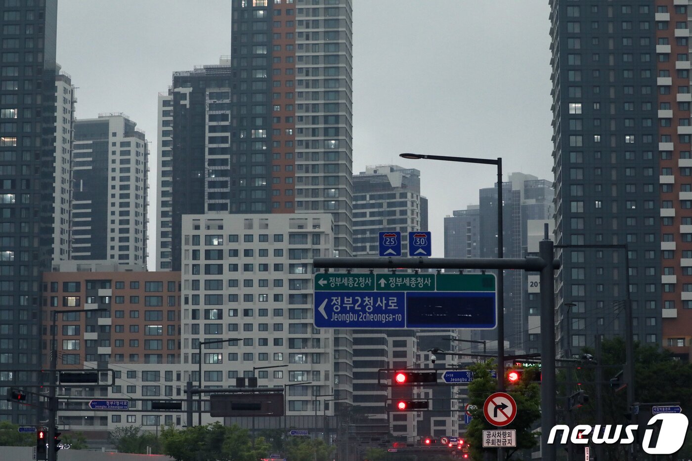 본문 이미지 -  세종시 나성동에서 정부세종청사 방향으로 바라본 신축 아파트 단지.뉴스1 ⓒ News1 장수영 기자