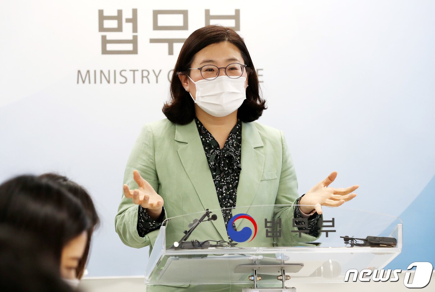본문 이미지 - 송소영 법무부 국적과장이 28일 서울 서초구 서울고등검찰청에서 국적법 개정안 설명 브리핑을 갖고 있다./뉴스1 ⓒ News1 박지혜 기자