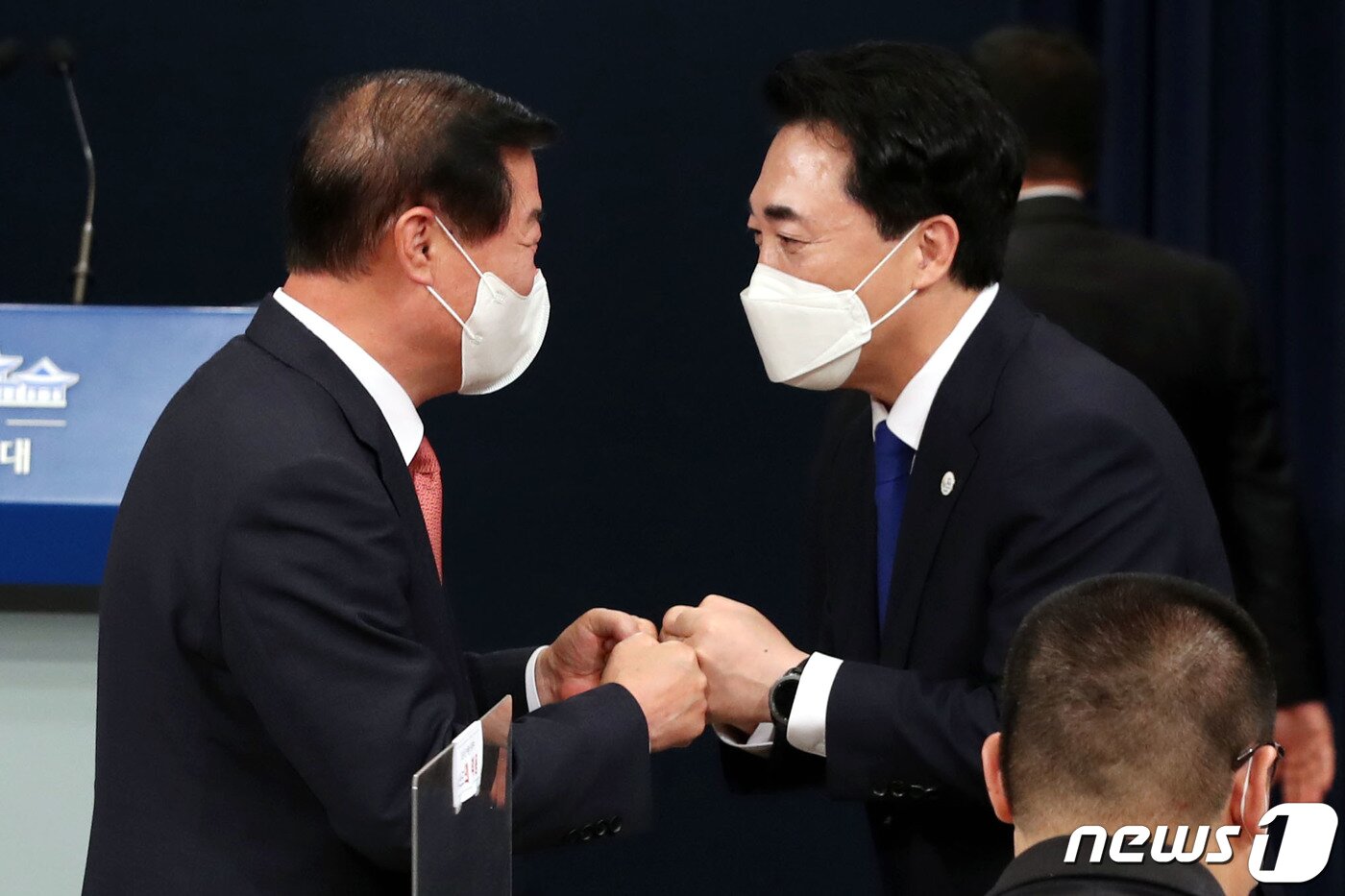 본문 이미지 - 문재인 대통령이 28일 청와대 국민소통수석비서관에 박수현 전 청와대 대변인을 내정하는 등 청와대 수석급 인사를 단행했다. 이날 춘추관 대브리핑룸에서 정만호 전 국민소통수석과 박수현 신임 국민소통수석이 소감을 밝힌 뒤 주먹인사를 하고 있다. 2021.5.28/뉴스1 ⓒ News1 이광호 기자