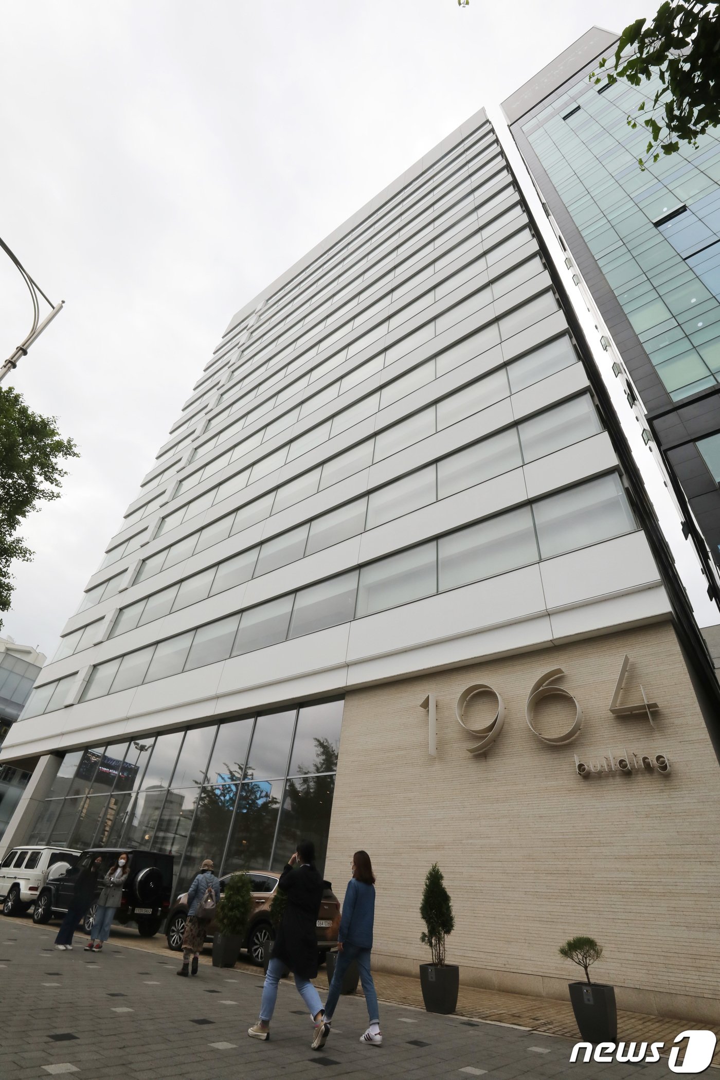 본문 이미지 - 불가리스 효능 과장 발표로 논란에 휩싸였던 남양유업이 결국 국내 사모펀드(PEF) 운용사인 한앤컴퍼니에 팔린다. 남양유업은 지난 27일 최대주주인 홍원식 외 2명이 남양유업 보유주식 전부를 매각가 3107억 2916만원에 한앤컴퍼니로 양도하는 계약을 체결했다고 공시했다. 사진은 28일 서울 강남구 남양유업 본사 모습. 2021.5.28/뉴스1 ⓒ News1 박지혜 기자