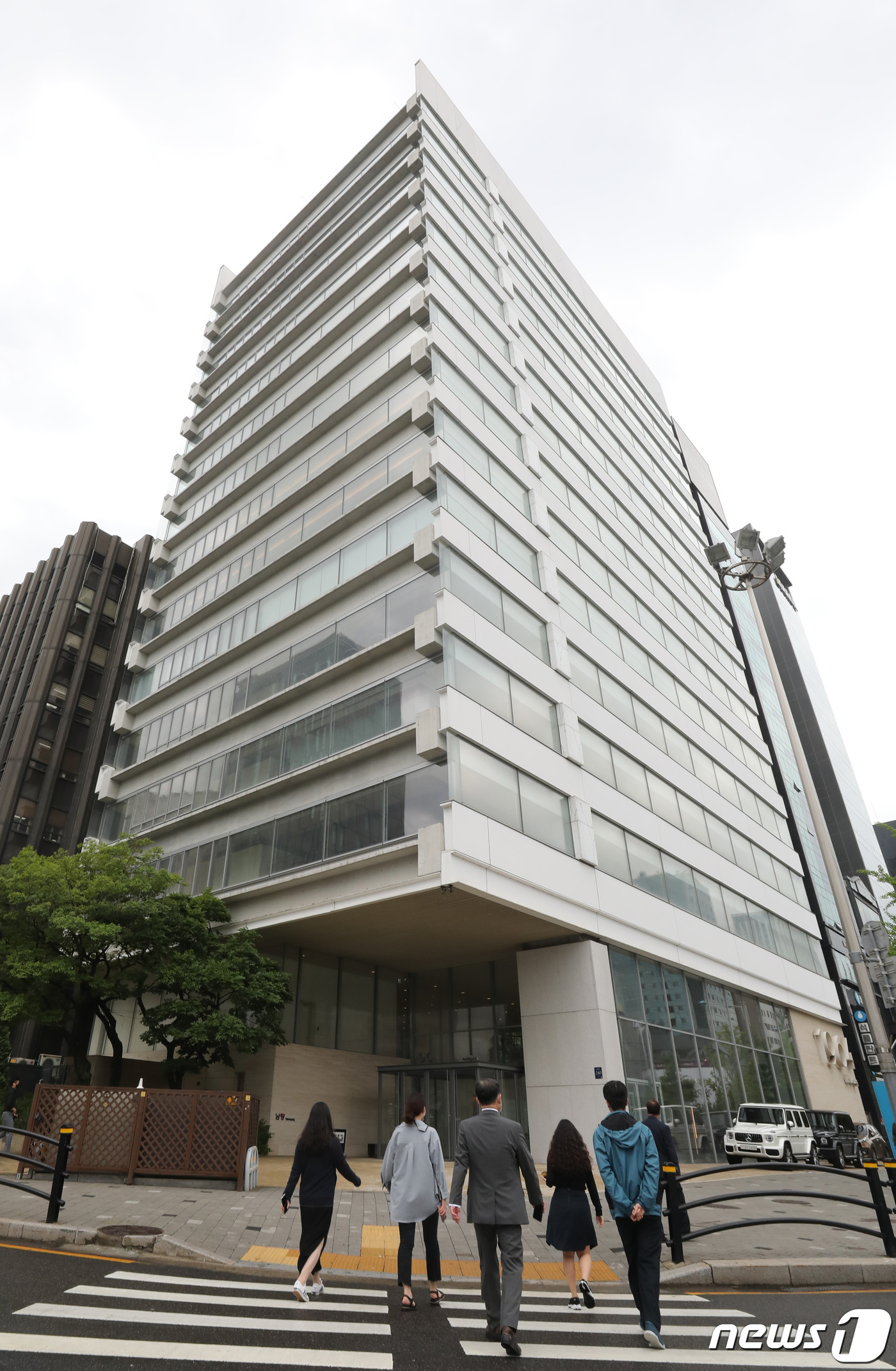 (서울=뉴스1) 박지혜 기자 = 불가리스 효능 과장 발표로 논란에 휩싸였던 남양유업이 결국 국내 사모펀드(PEF) 운용사인 한앤컴퍼니에 팔린다.남양유업은 지난 27일 최대주주인 홍 …