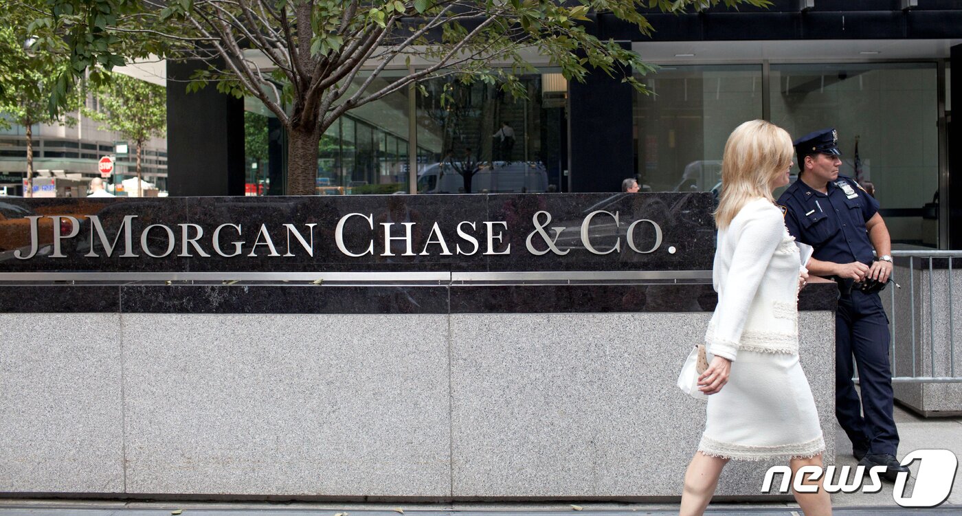 본문 이미지 - 한 여성이 뉴욕에 있는 JP모간체이스 은행 본부 건물 앞을 지나가고 있다. ⓒ 로이터=뉴스1 ⓒ News1 박형기 기자