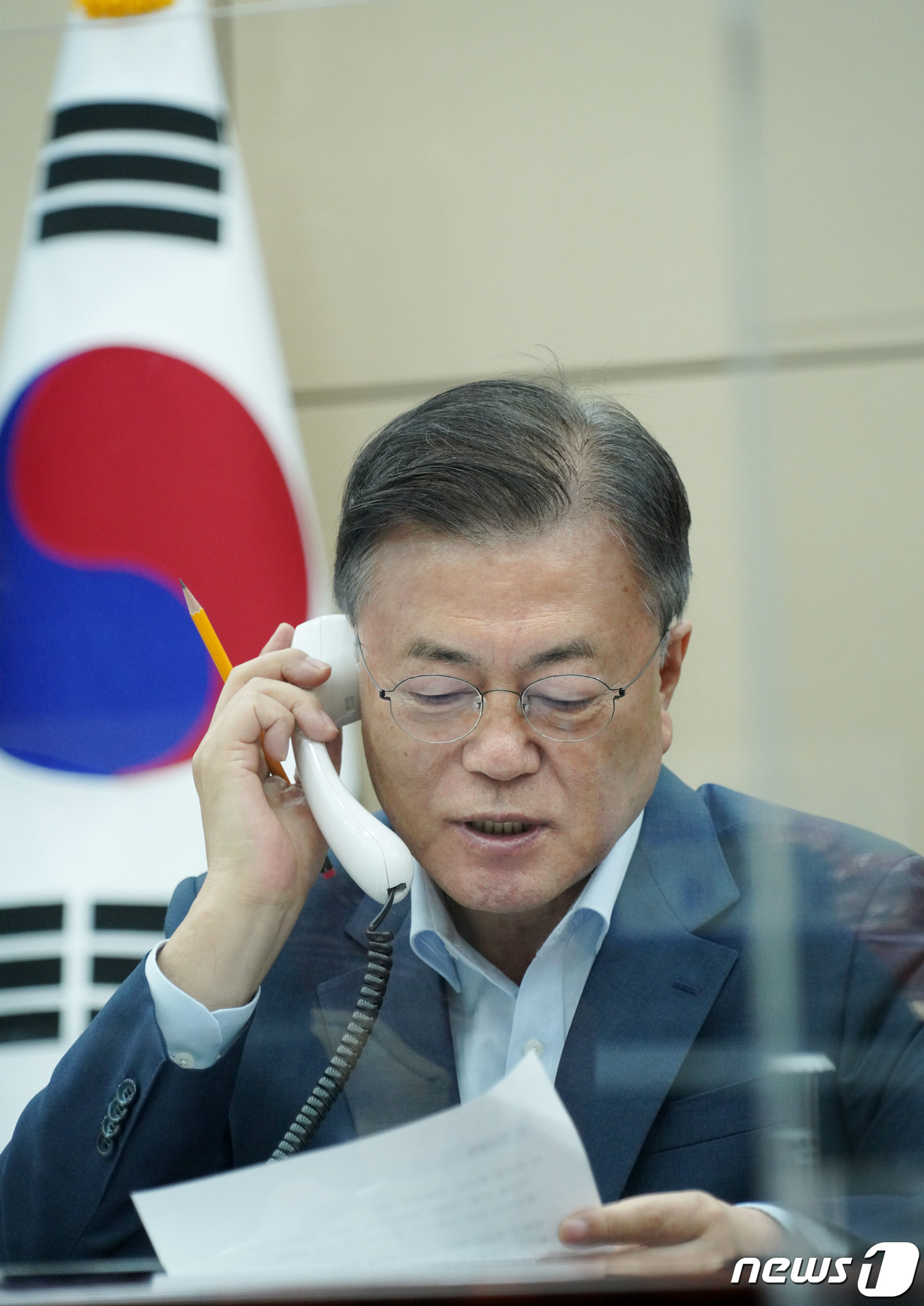 (서울=뉴스1) = 문재인 대통령이 28일 오후 청와대 여민관 소회의실에서 쁘라윳 짠오차 태국 총리와 통화하고 있다.(청와대 제공) 2021.5.28/뉴스1