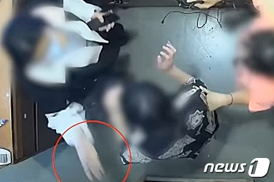 의류매장 직원들을 폭행해 논란이 됐던 피터 레스쿠이에 주한 벨기에대사 부인이 외교관 면책특권을 포기했다. 사진은 폭행 당시 상황을 촬영한 CCTV 영상 캡처. (MBC '뉴스투데이' 제공)