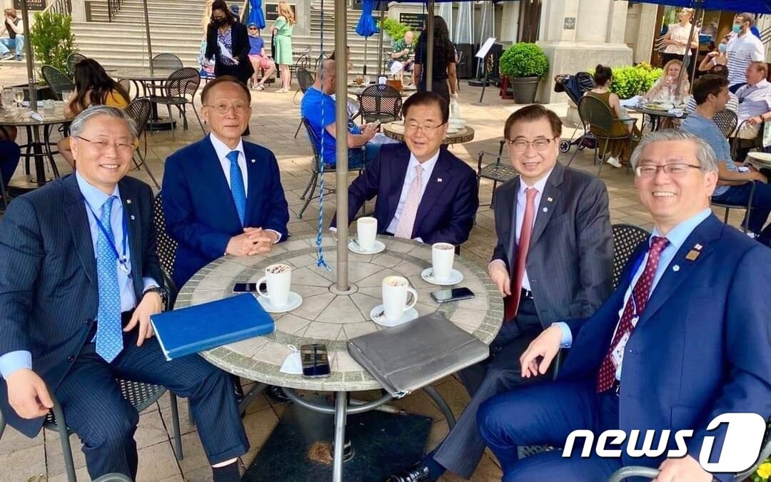 본문 이미지 - 왼쪽부터 김용현 청와대 외교정책비서관, 이수혁 주미대사, 정의용 외교부 장관, 서훈 국가안보실장, 김형진 청와대 국가안보실 2차장. 김용현 비서관 페이스북 갈무리. ⓒ 뉴스1