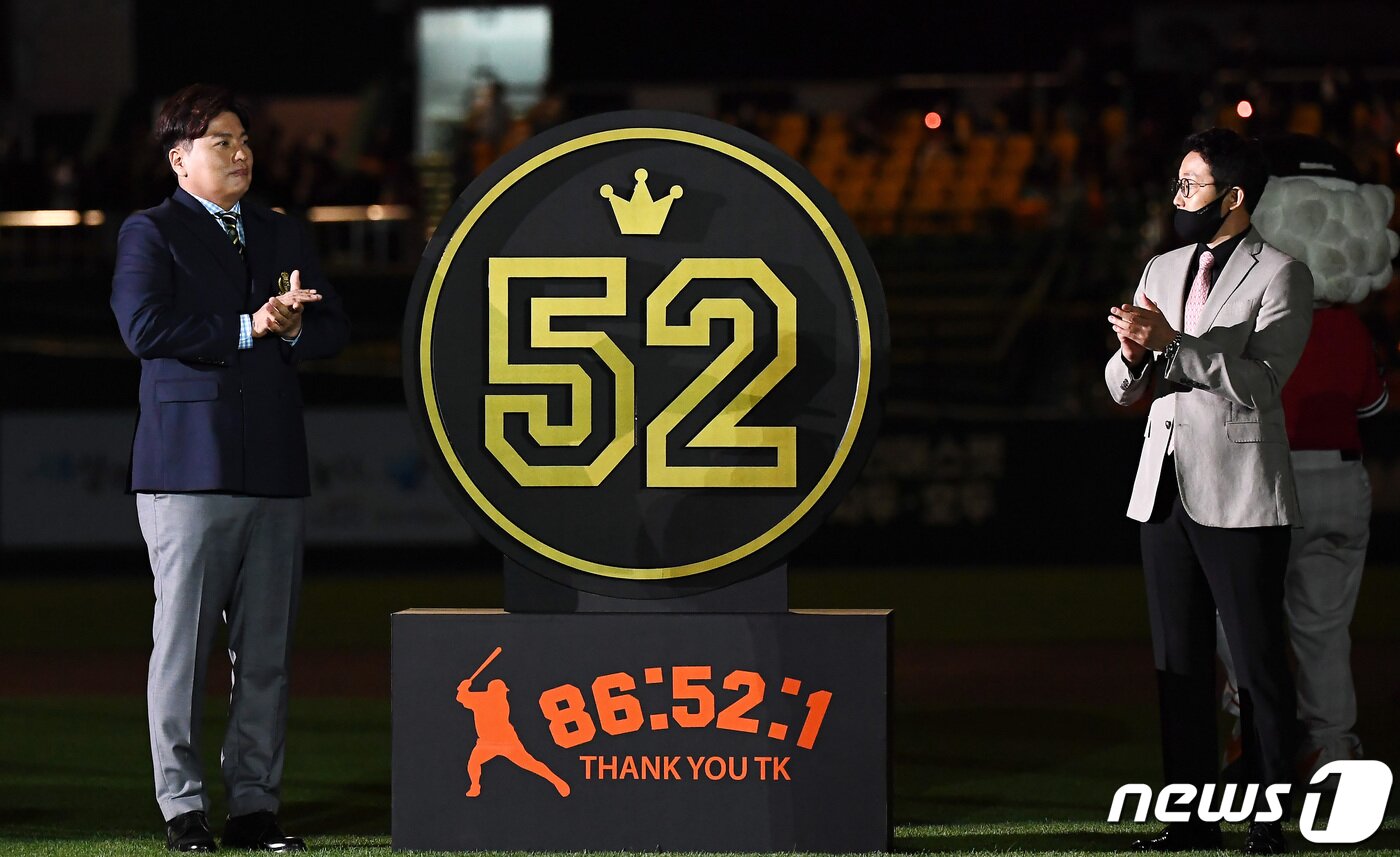본문 이미지 - 한화이글스 김태균이 29일 대전 중구 한화생명 이글스파크에서 열린 은퇴식에서 박찬혁 한화이글스 사장과 영구결번 쇼케이스 제막을 하고 있다. 2021.5.29/뉴스1 ⓒ News1 김기태 기자