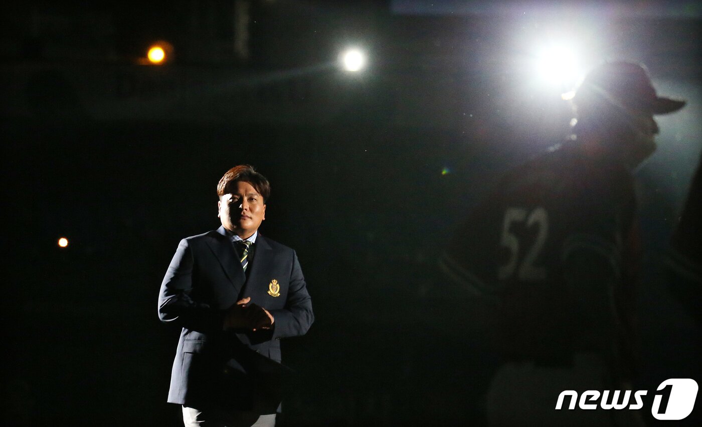 본문 이미지 - 한화이글스 김태균이 29일 대전 중구 한화생명 이글스파크에서 열린 은퇴식에서 그라운드를 돌고 홈으로 향하고 있다. 2021.5.29/뉴스1 ⓒ News1 김기태 기자