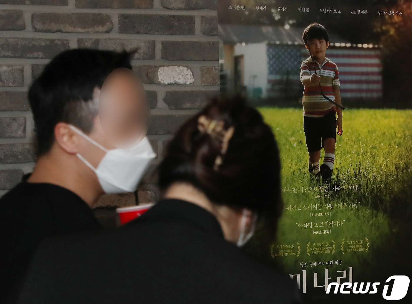 (서울=뉴스1) 박정호 기자 = 영화 '미나리'가 지난 주말 개봉 약 두 달만에 100만 관객을 돌파한 가운데 3일 낮 서울 마포구 메가박스 상암월드컵점을 찾은 관람객들이 상영관으 …