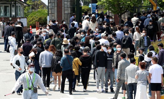 본문 이미지 - 신종 코로나바이러스 감염증(코로나19) 예방을 위해 방호복을 입은 육군훈련소 조교가 입영장병과 가족들을 안내하고 있다. ⓒ News1 