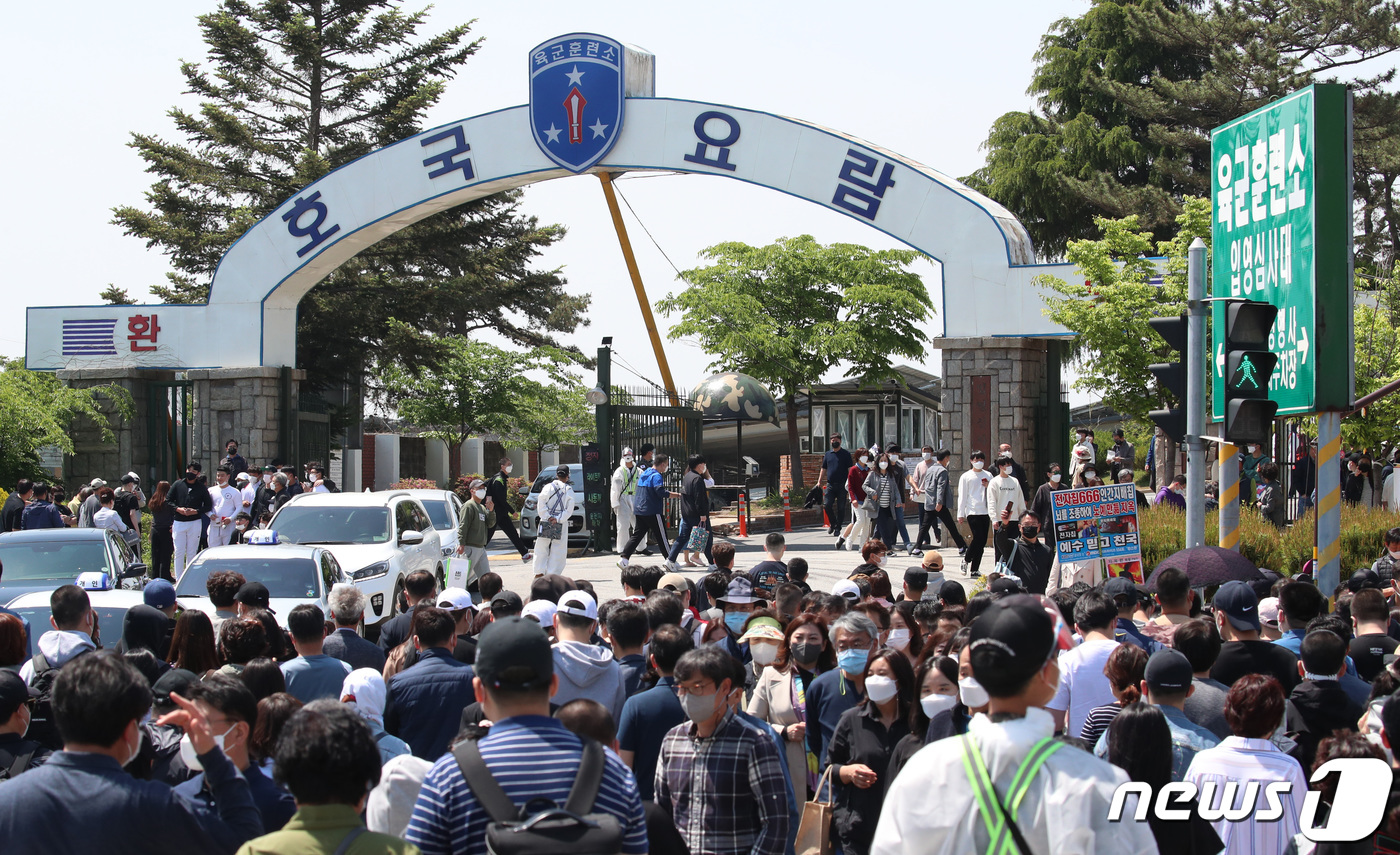 (논산=뉴스1) 김기태 기자 = 신종 코로나바이러스 감염증(코로나19) 과잉 방역으로 인권침해 관련 물의를 빚은 육군이 논산 육군훈련소를 비롯해 전 신병교육기관에서 매일 샤워를 허 …
