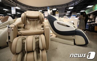 본문 이미지 - 서울 성동구 한 마트에 왕십리점에 안마의자가 진열돼 있다. ⓒ News1 이승배 기자