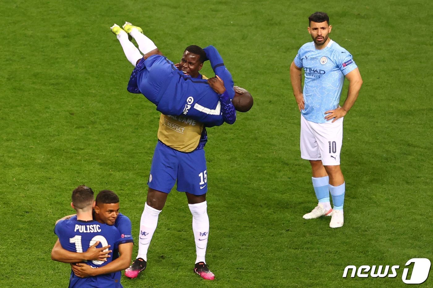 본문 이미지 - 아쉽게 준우승에 그친 세르히오 아구에로(오른쪽)와 기뻐하고 있는 첼시 선수들의 모습. ⓒ AFP=뉴스1