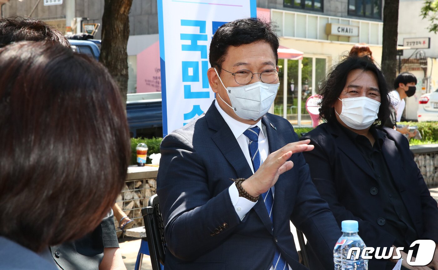 본문 이미지 - 송영길 더불어민주당 대표가 30일 서울 마포구 경의선숲길공원에서 열린 국민소통 민심경청 프로젝트 '문화예술인 간담회'에서 모두발언 하고 있다. 2021.5.30/뉴스1 ⓒ News1 국회사진취재단